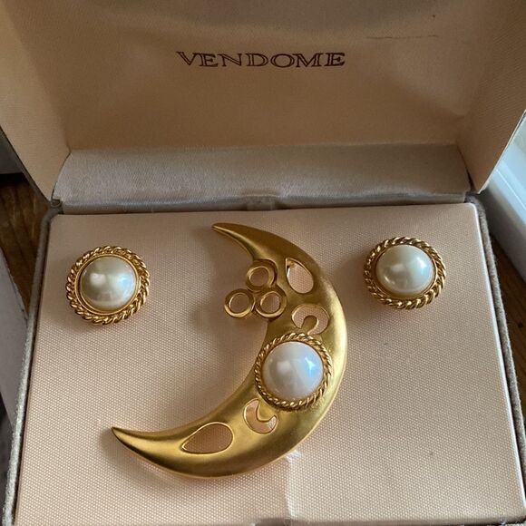 💛 Vintage HTF Vendome Crescent Moon Brooch & Pearl Earring Set - Picture 6 of 6